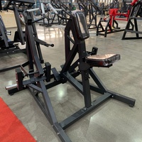 Máquina ergonómica de fuerza para espalda con placas de acero y reposapiés ajustables para culturismo y entrenamiento de brazos, enfocada en la seguridad.