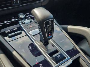 <span class=keywords><strong>Porsche</strong></span> <span class=keywords><strong>Cayenne</strong></span> E-Hybrid Turbo S SUV d'<span class=keywords><strong>occasion</strong></span> 2024, vente économique - Product Image 4