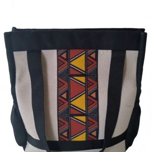Sac de voyage et de shopping souple en cuir véritable avec bandoulière, imprimé carte d'Afrique vintage, fermeture éclair, style ethnique artisanal ougandais - Product Image 1