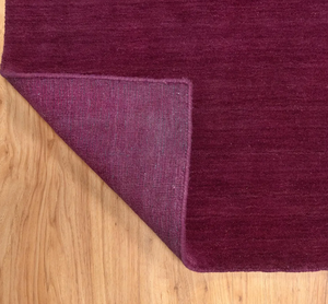 Tapis de sol bordeaux style Gabbeh en laine naturelle avec des lignes épurées et des nuances terreuses pour la décoration intérieure de la maison - Product Image 2