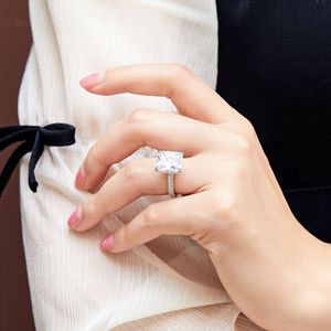 خاتم زفاف نسائي مخصص من الفضة الإسترلينية عيار 925 كبير الحجم مرصع بالزركونيا الفاخرة مطلي بالذهب بتصميم هيب هوب مستطيل الشكل - Product Image 4