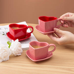 Ensemble tasse et soucoupe à café en céramique en forme de cœur, rouge rose uni, pour la maison ou en cadeau - Product Image 1