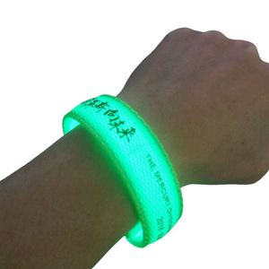 สายรัดข้อมือ LED โลโก้สั่งทำพิเศษ พร้อมไฟส่องสว่างแบบสั่นสะเทือนเมื่อได้รับเสียง สำหรับงานเทศกาล - Product Image 3