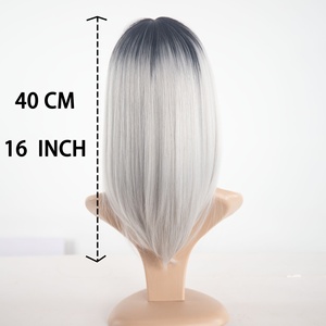 Perruque haut de gamme pour femme, grise dégradée, <span class=keywords><strong>mi</strong></span>-longue, lisse, <span class=keywords><strong>avec</strong></span> <span class=keywords><strong>frange</strong></span>, en fibre haute température, réglable, vente en gros d'usine - Product Image 3
