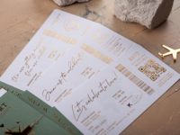 Carte d'embarquement en feuille d'or verte avec breloque d'avion d'invitation à un événement à destination Ensemble d'invitations élégant pour passeport de luxe sur le thème du voyage