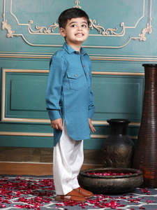 เด็กชายยิ้มแย้มในชุดคุรตะสีน้ำเงินกับกางเกงสีขาว ถ่ายภาพในร่ม ชุดเด็กสไตล์ชาติพันธุ์ ภาพบุคคล แฟชั่นเด็กสำหรับเทศกาล - Product Image 4