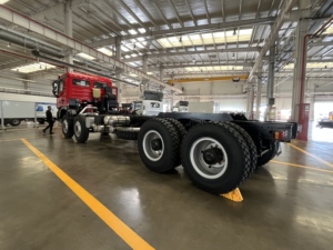 Camion de fret lourd chinois à bon <span class=keywords><strong>prix</strong></span>, moteur diesel, 8x4, 6x4, 30 tonnes, 60 tonnes, 12 essieux, camion de fret Shacman en vente pour l'Équateur - Product Image 6