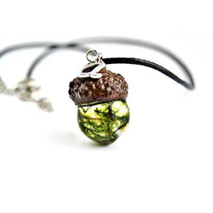 Collana Minimalista con Pendente in Resina Ecologica, <span class=keywords><strong>Ghianda</strong></span> e Muschio Essiccato Preservato - Product Image 1