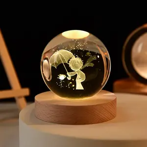 Venta al por mayor K9 bolas de cristal de Navidad en blanco personalizado 3D interior tallado cristal LED luz pequeña bola de adorno con base de madera