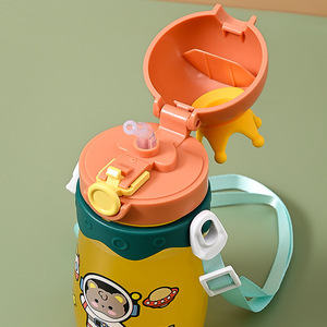 ขวดน้ำพลาสติกสำหรับเด็ก ลายมงกุฎ ปลอดสาร BPA ลายการ์ตูน ฝาเกลียวพร้อมหลอดดูด สายสะพายหลังสำหรับเด็กไปโรงเรียน - Product Image 2