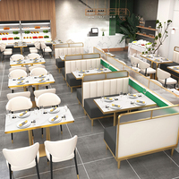 Banquette de restaurant avec cadre doré, cloison de séparation en verre intégrée, sièges modernes en cuir blanc, idéale pour centre commercial et hôtel