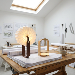 Lampe accordéon portable 3-en-1, lanterne en papier pliable avec poignée en bambou, cadeau d'entreprise, pour le bureau, les chaînes de magasins, la décoration intérieure et le camping - Product Image 4