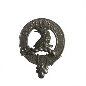 Este es el emblema del escudo del clan escocés, típicamente hecho de estaño y usado en una gorra. El clan específico es el clan Stewart y el lema. - Product Image 1