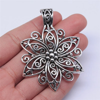 Pendentif breloque en alliage de zinc doré motif fleur de lotus filigranée 66x47mm à 1 anse pour collier bohème tendance