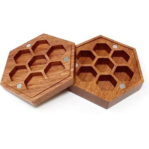 Boîte de rangement hexagonale en bois pour dés avec compartiments pour accessoires de jeu - Product Image 1