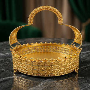 Plateau de service rond doré avec gravure florale et poignée pour la décoration de table de mariage - Product Image 1