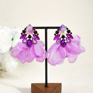 أقراط أنيقة من السبائك المرصعة بالألماس على شكل زهرة من القماش، أقراط كريستال رجعية أنيقة للنساء - Product Image 4