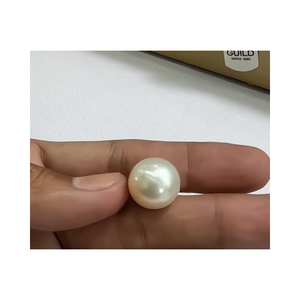 La perle de mer blanche de 14 mm présente une beauté naturelle et un éclat luxueux, ce qui en fait un accessoire vraiment époustouflant. - Product Image 1