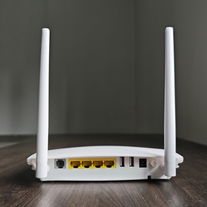 เราเตอร์แบบ Dual Band รุ่น XPON IPTV Wifi ZC-521 ขายดี 1GE 3FE 1POTS 2USB 2.4G&5G WIFI ราคาขายส่ง - Product Image 1