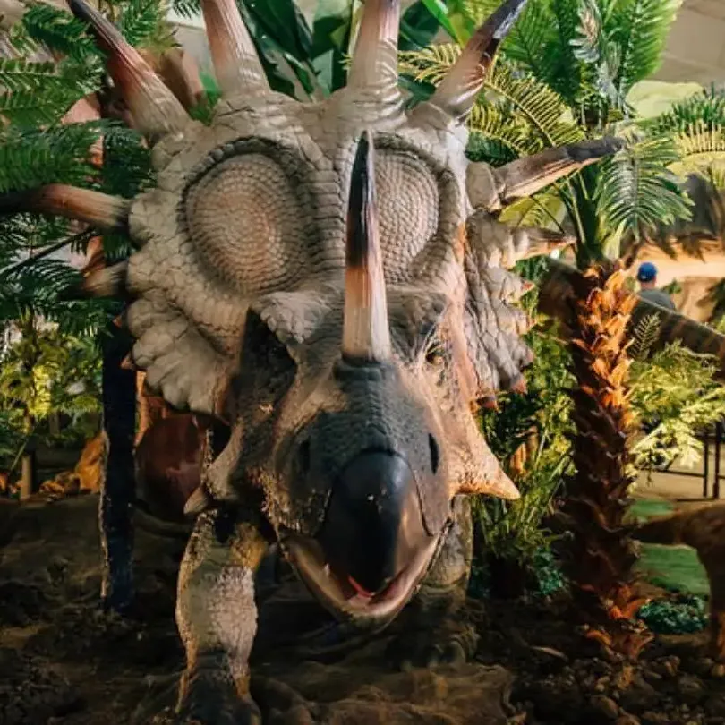 Механически реалистичные аниматронные модели динозавров в тематическом парке динозавров