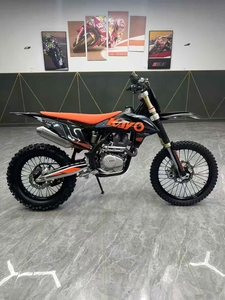 Motocicleta Todoterreno Muy Atractiva y Potente que Sube la Montaña - Product Image 2