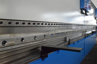 Presse plieuse CNC entièrement automatique à haut rendement énergétique, machine à double liaison, machine à cintrer 200T-4000mm pour l'industrie manufacturière