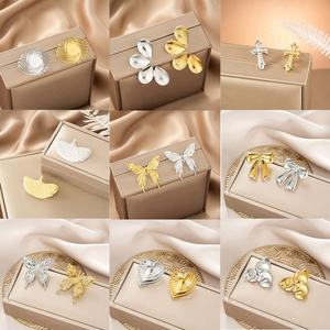 Pendientes de botón de oro para mujer, con textura de corazón, hoja y flor, de acero inoxidable, geométricos exagerados, modernos, chapados en oro de 14K, personalizados para fiesta - Product Image 6