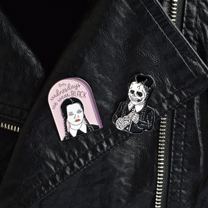 Broche populaire La Famille Addams, épinglette en émail 'Je souris', en alliage de zinc, épingles de revers rigides, figurine, accessoires de bijoux pour fille, style punk amusant - Product Image 5