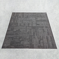 Moquette de bureau moderne carrée 67*67cm à boucles, rayée avec support en PVC, dalles de moquette commerciales en polypropylène