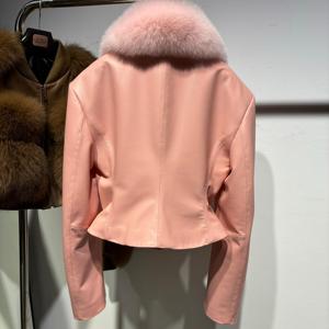 Giacca in Vera <span class=keywords><strong>Pelle</strong></span> di Pecora con Ampio Collo a Scialle, Design con Spalle Larghe, <span class=keywords><strong>Blazer</strong></span> Corto Rosa da <span class=keywords><strong>Donna</strong></span>, Autunno/Inverno 2025 - Product Image 2
