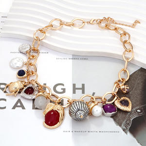 Collier ras du cou vintage G avec perles épaisses plaquées or 18 carats et breloques, vente en gros |   Collier ras du cou avec pendentif en perles et pierres précieuses multiples - Product Image 1