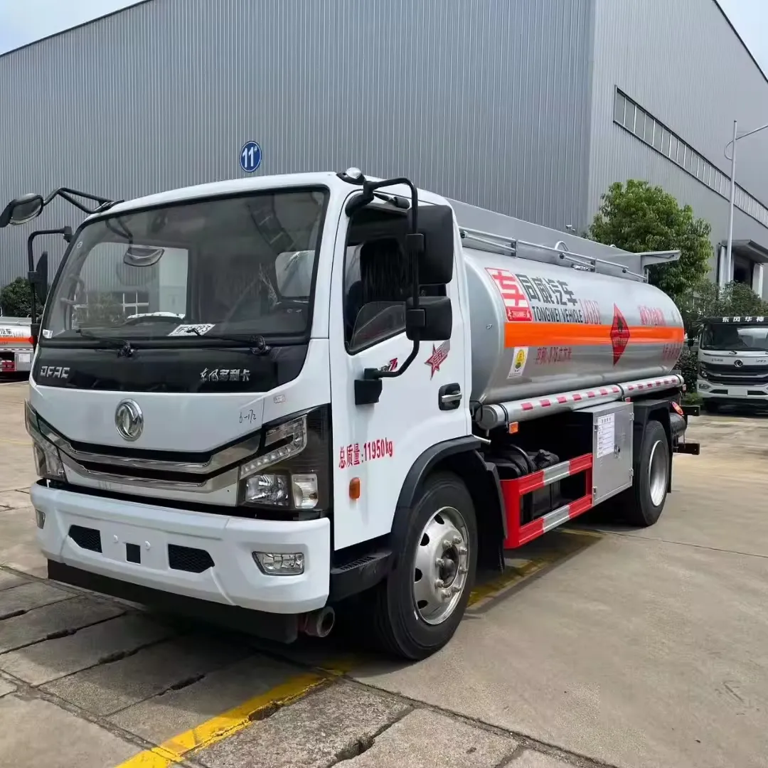 new Dongfeng 8T yuchai engine 4x2 mini light 10000 gallons oil tanker trucks