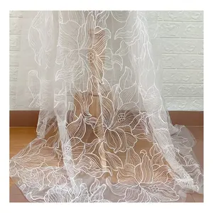 शादी के गाउन के लिए मुलायम पुष्प ट्यूल लेस फैब्रिक, यार्ड द्वारा सफेद कढ़ाई वाला ब्राइडल लेस फैब्रिक