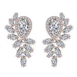 Boucles d'oreilles de mariée plaquées or avec zircone cubique taillée en goutte d'eau pour femme – Bijoux élégants et tendance pour mariage et soirée - Product Image 2