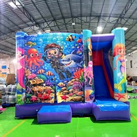 Structure gonflable combinée avec château, tourelle et marches d'accès pour fêtes en extérieur pour enfants, avec kit de réparation