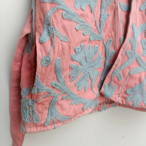 Gilet Suzani en velours rose d'inspiration vintage avec veste florale brodée Gilet sans manches tricoté pour l'hiver - Product Image 1