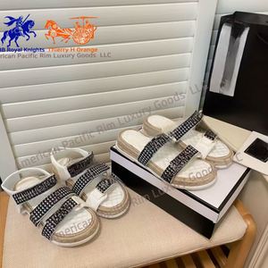 Sandales plates à double bride et bout ouvert pour femmes, chaussures décontractées d'été pour la plage et les activités de plein air - Product Image 3