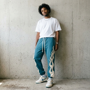 Pantalon de survêtement évasé pour homme, personnalisé par le fabricant, avec broderie et appliqué, bord brut, coupe large et empilée - Product Image 2