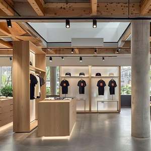 Support à vêtements moderne personnalisé pour l'affichage en magasin, élégant porte-vêtements pour la maison, le magasin, l'hôtel, le salon, fabriqué en panneaux de bois - Product Image 1