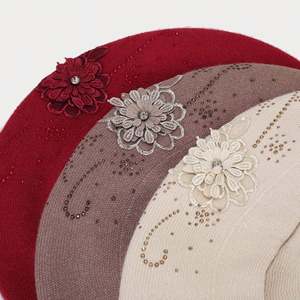 Béret français vintage, petit et frais, en tricot, orné de fleurs, artistique, pour femme, idéal pour les occasions décontractées, quotidiennes et les activités de plein air. - Product Image 4