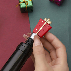 Bouchon de bouteille de vin en résine rouge, design cadeau de Noël, pour la décoration des fêtes - Product Image 2