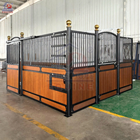Establos de madera Ameristall, establos económicos para caballos, puertas para establos en venta para cuartos de aparejos.
