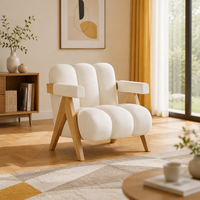 Fauteuil lounge moderne en tissu crème avec structure en bois massif et accoudoirs rembourrés pour hall d'hôtel, salon et réception
