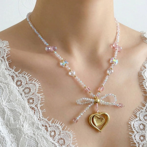Collar <span class=keywords><strong>de</strong></span> Cuentas <span class=keywords><strong>de</strong></span> Cristal Multiformas con Lazo y Colgante <span class=keywords><strong>de</strong></span> Corazón Dorado, Joyería Artesanal Dulce para Damas <span class=keywords><strong>de</strong></span> Honor y Ocasiones Especiales - Product Image 1