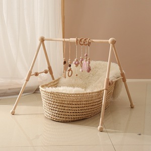 Gymnase de jeu <span class=keywords><strong>pour</strong></span> <span class=keywords><strong>bébé</strong></span> en bois naturel écologique avec ensemble de jouets mobiles suspendus et tapis doux <span class=keywords><strong>pour</strong></span> le développement de l'enfant et la coordination œil-main - Product Image 1