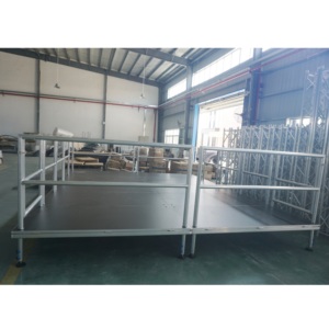 Escenario Portátil Modular de Aluminio Fácil de Instalar para Eventos al Aire Libre con Superficie Antideslizante, Móvil y Sin Necesidad de Electricidad - Product Image 1
