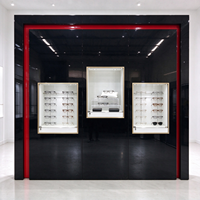 Vitrines pour opticiens, cadre noir et rouge, unité murale, niches éclairées blanches, verrouillables, CE ETL, pour magasin d'optique