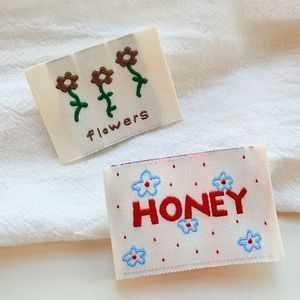 Étiquettes en tissu imprimées pour vêtements |   Étiquettes de vêtements personnalisées |   Noms de marques privées |   Écologique et lavable |   Logos personnalisés - Product Image 1