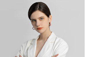 Boucles d'oreilles à tige enduites de couleur laiton avec cerceaux en forme de coeur Affection sans fin Accessoires de bijoux de tous les jours - Product Image 2