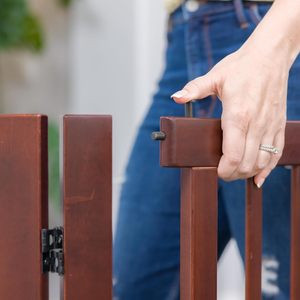 Precio bajo de fábrica Muebles para mascotas 3 paneles Valla para mascotas Puerta de madera independiente para mascotas Puerta retráctil para perros con una puerta - Product Image 5